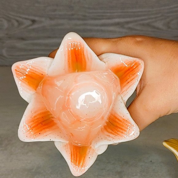 Lilly shaped planters - Picture 2 of 2